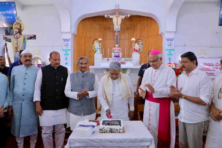 मुख्यमंत्री सिद्धरामय्यांची बेळगावातील चर्च मुख्यालयाला भेट