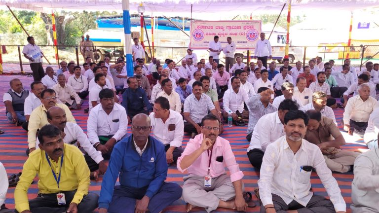 ग्रामीण भागात कार्यरत प्रथमोपचार वैद्यांचे धरणे आंदोलन