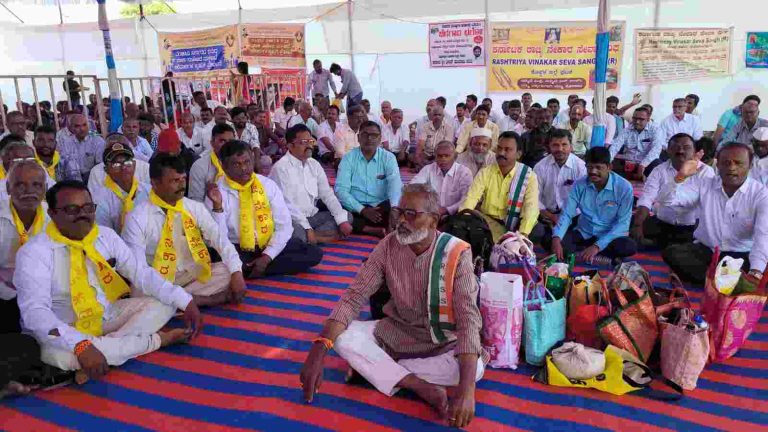 विविध मागण्यांसाठी सुवर्णसौद्धसमोर विणकारांचेही आंदोलन