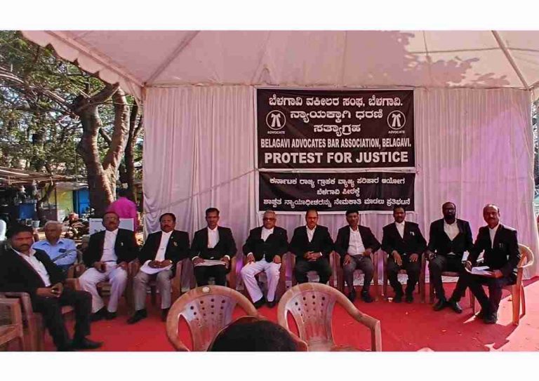 वकिलांचे धरणे आंदोलन चौथ्या दिवशीही सुरूच; मंत्र्यांची घेतली भेट