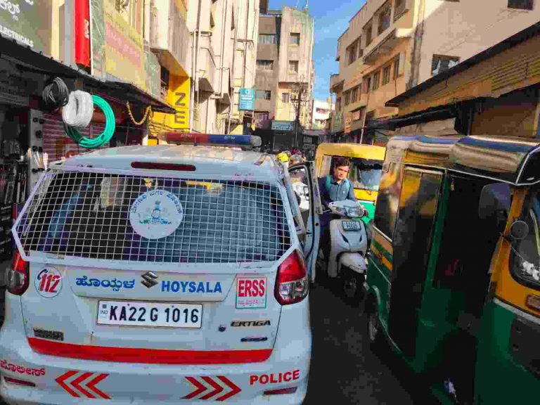 रहदारी पोलिसांच्या वाहनामुळे शनी मंदिर येथे वाहतूक कोंडी
