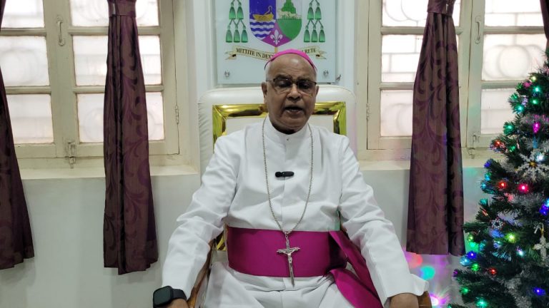 ख्रिसमस म्हणजे दीनदलितांच्या सेवेचा आणि एकात्मतेचा सण ; बिशप डेरेक फर्नांडिस