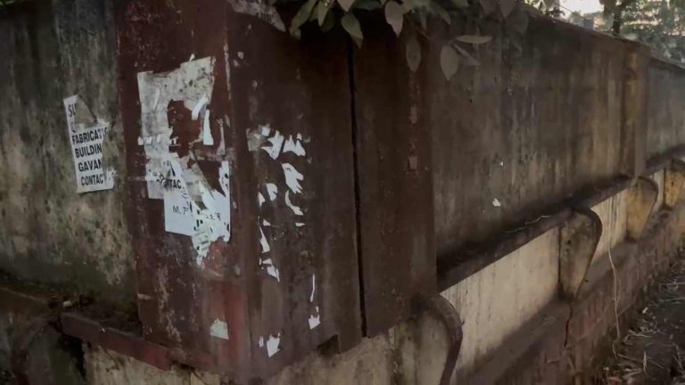 काम नाही, पण भित्तीपत्रके हटवण्यात प्रशासन ‘ॲक्टिव्ह’!’ते’ फलक हटविले..!