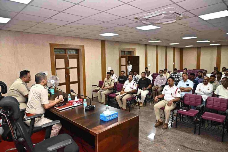 अवजड वाहनांवर निर्बंधाबाबत पोलीस आयुक्तालयात बैठक