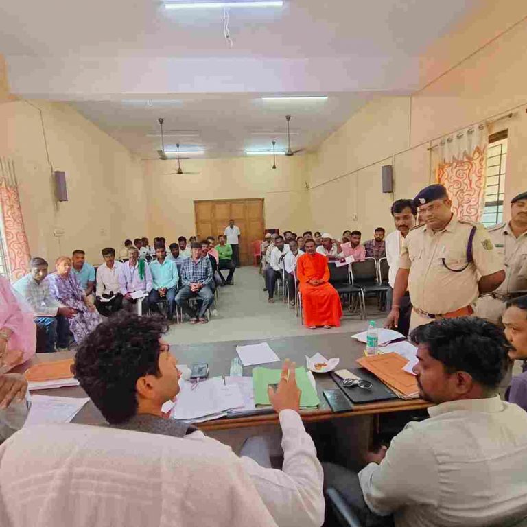 जिल्हाधिकाऱ्यांनी घेतली खानापूरला भेट देत अधिकाऱ्यांची बैठक