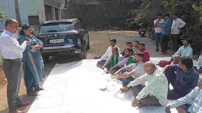 खादरवाडीतील रस्त्याच्या कामासाठी गावकऱ्यांचे धरणे आंदोलन