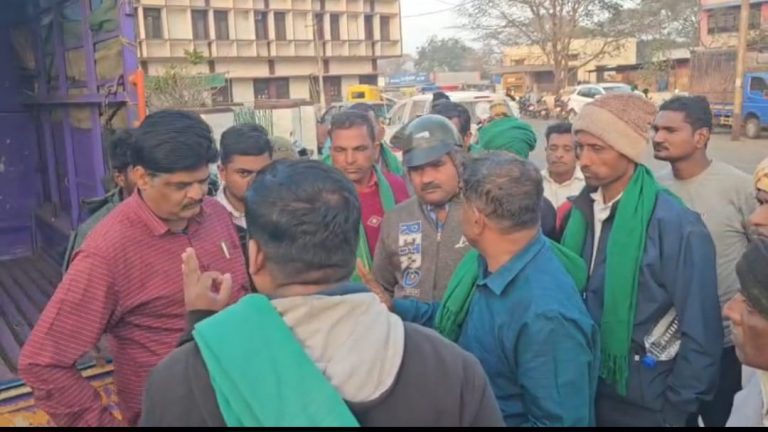 गाजर उत्पादक शेतकऱ्यांच्या घामाला दलालांच्या कारस्थानाचा फटका