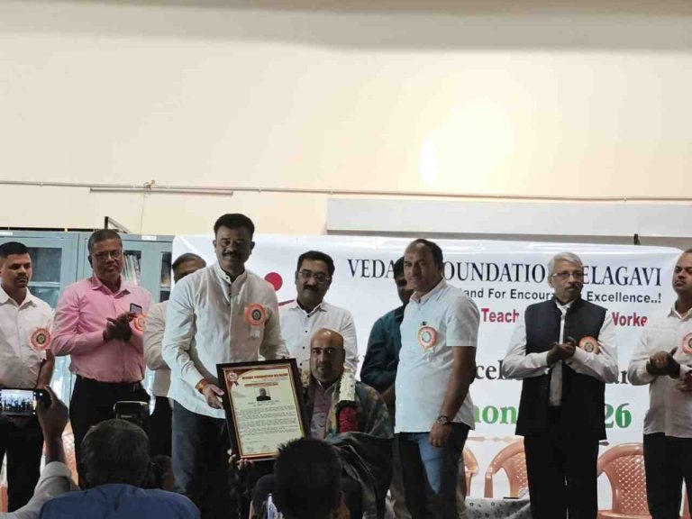 समाजघडणीतील आधारस्तंभांचा सन्मान ; पत्रकार जितेंद्र शिंदे, बी बी देसाई सन्मानीत