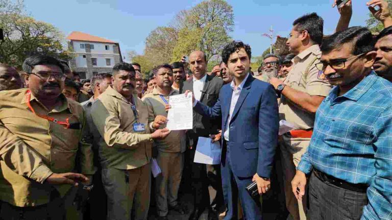 ऑटो चालकांच्या मागण्या प्रशासनासमोर… दिले निवेदन