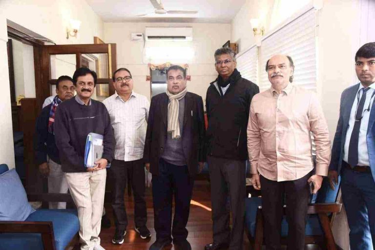 विकास कामांसंदर्भात मंत्री जारकीहोळींनी घेतली केंद्रीय मंत्री गडकरींची भेट