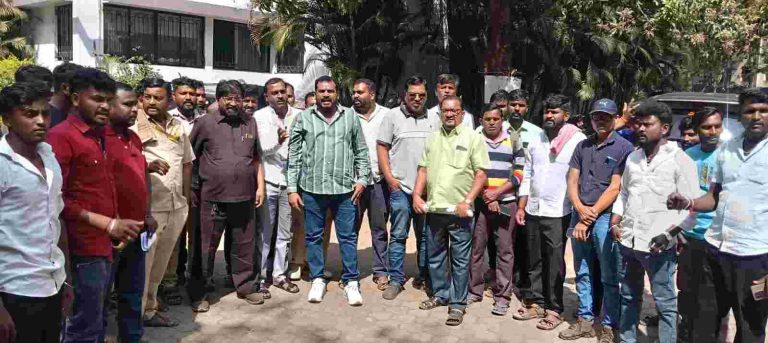 सौंदत्ती पोलिसांविरुद्ध खाजगी वाहन चालकांची डीसींकडे तक्रार