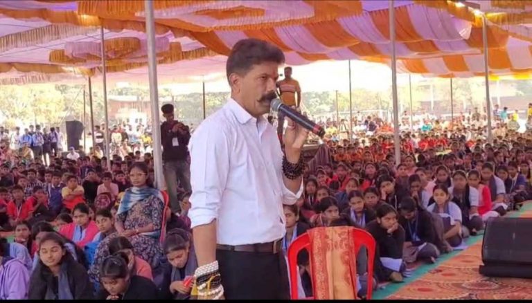 समाजप्रबोधनकार वसंत हंकारे यांनी मांडली ‘आई-बाबांच्या वेदनांची’ व्यथा