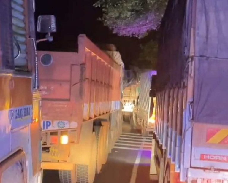 अपघातामुळे भीषण ट्रॅफिक जाम ८ तास वाहतूक ठप्प; प्रवाशांचे प्रचंड हाल