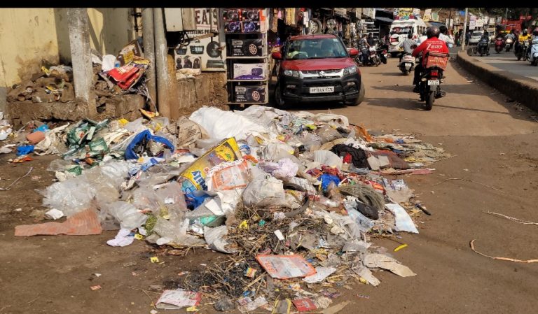 फोर्ट रोड येथील ‘या’ कचऱ्याच्या ढिगार्‍याकडे लक्ष देण्याची मागणी