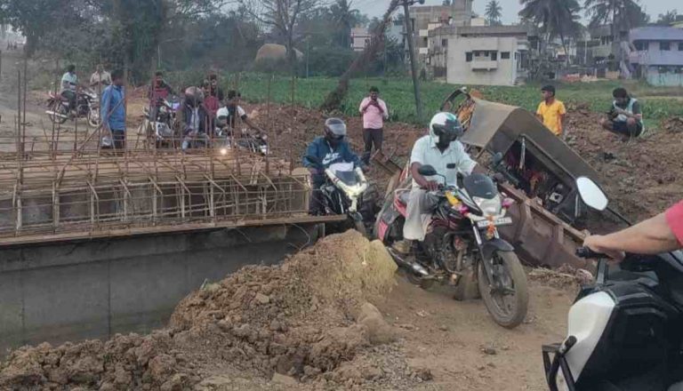 फिश मार्केटजवळ ट्रॅक्टर पलटीअर्धवट रस्त्यामुळे खानापूरात वाहतूक ठप्प