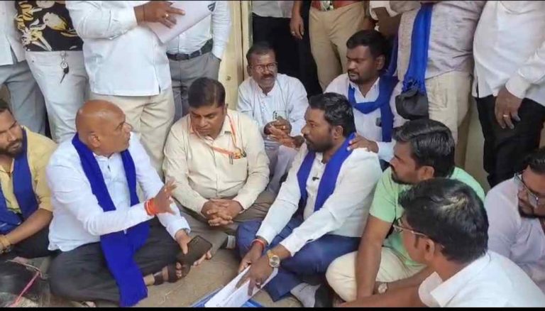 सार्व. बांधकाम खात्याच्या कार्यालयासमोर दलित संघर्ष समितीचे आंदोलन