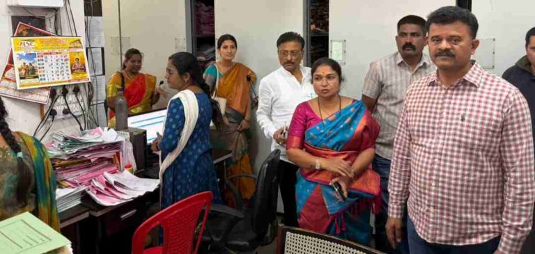 महापौरानी केली जन्म-मृत्यू विभागाची अचानक पाहणी