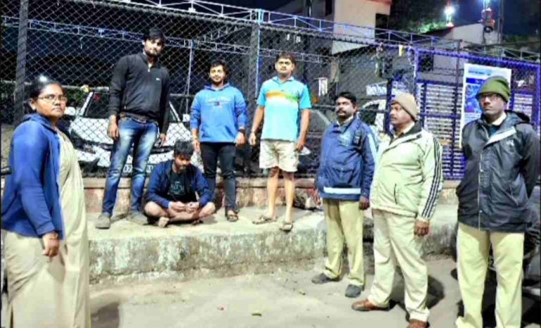 खाकी वर्दीतील देवदूत धावले मदतीला