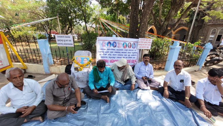 ट्रॅक्टरच्या साऊंड सिस्टिमवरील बंदीसाठी उपोषण, धरणे आंदोलन