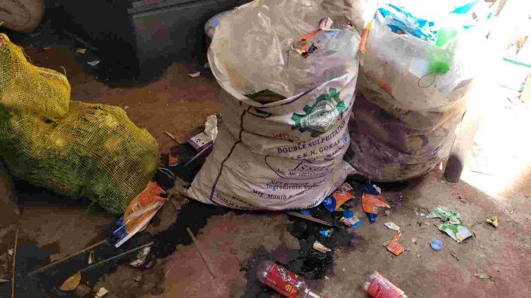 बाजारपेठेतील कचऱ्याची उचल सायंकाळनंतर करण्याची मागणी