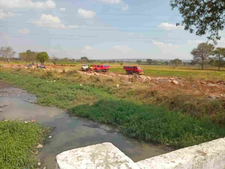 छोट्या शेतकऱ्यांनी पिकं तरी कशी घ्यायची?
