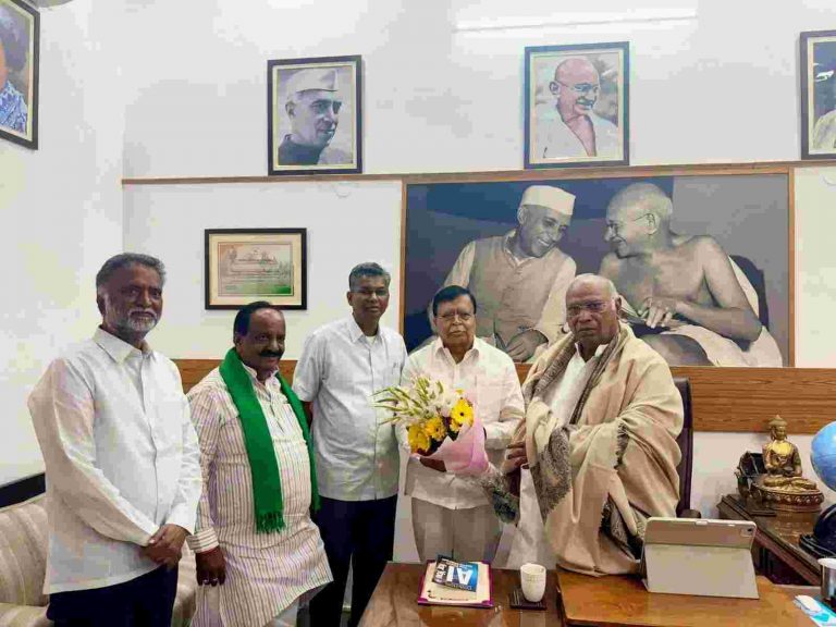 पक्षाचे नुकसान टाळण्यासाठी हाय कमांडची भेट