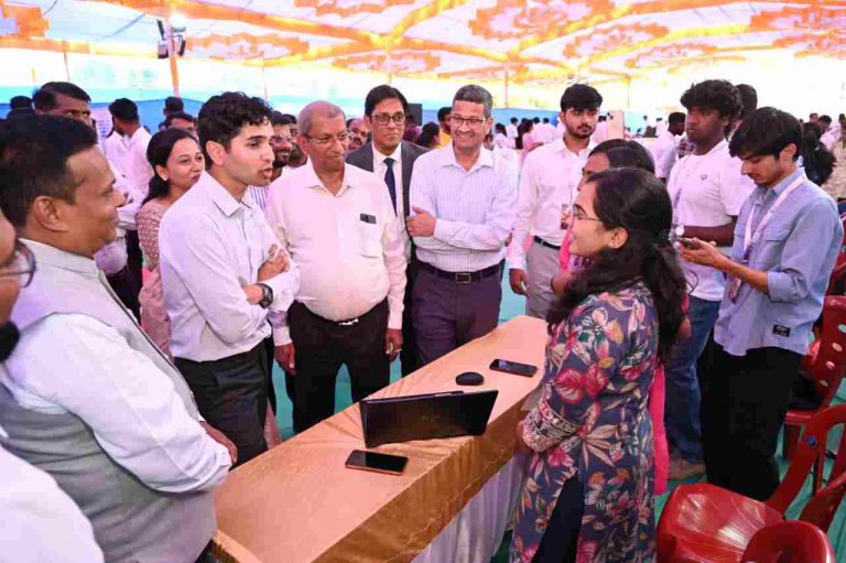 जनतेच्या समस्यांना उपाय देणारी साधने विकसित करा : जिल्हाधिकारी