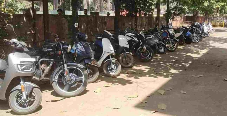 बेळगाव पोलिसांचा ‘नंबर प्लेट’ नसणाऱ्या वाहनांना दणका
