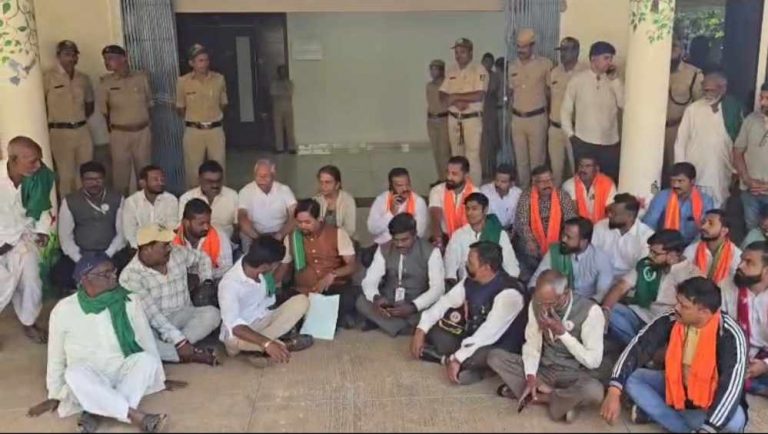 बडाला अंकलगी जंगलतोडीच्या निषेधार्थ शेतकऱ्यांचे आंदोलन