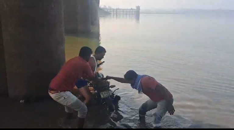 बैलहोंगल येथे मलप्रभेत सापडल्या चोरी प्रकरणातील तीन दुचाकी