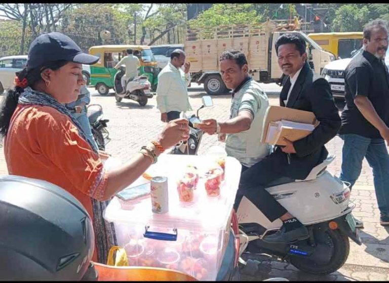 संसाराचा गाडा ओढण्यासाठी महिलेची कोर्ट आवारात धडपड