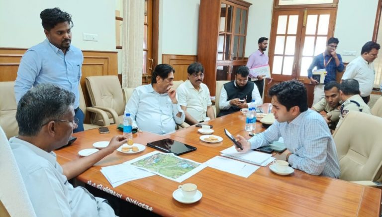 पालकमंत्र्यांनी घेतली वरिष्ठ अधिकाऱ्यांची महत्त्वाची बैठक