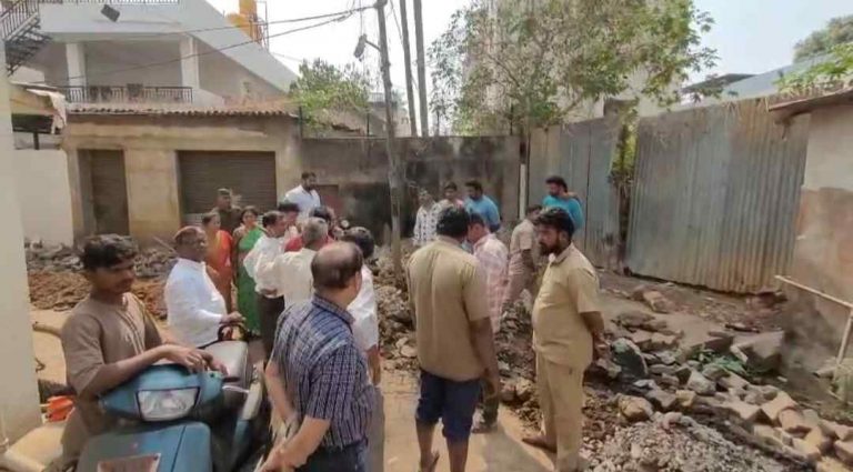 मिरापूरगल्लीतील रहिवाशी  का झालेत संतप्त