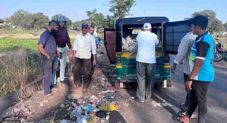कचरा फेकणाऱ्या रिक्षा चालकाला घडवली अद्दल!