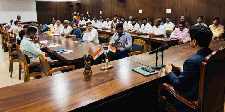 जमीन संपादन प्रक्रियेबाबत जिल्हाधिकाऱ्यांची बैठक; शेतकरी-ग्रामस्थांशी चर्चा