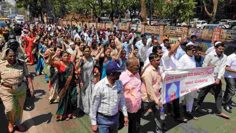 अनुदानासाठी विनाअनुदानित शिक्षण संस्थांच्या शिक्षकांचा भव्य मोर्चा