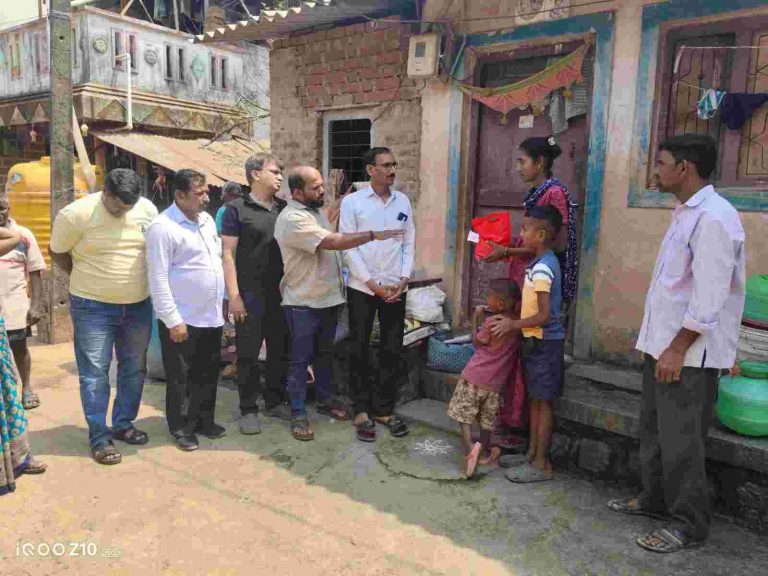 आगीत घर भस्मसात;  कपिलेश्वर मंदिर ट्रस्टचा मदतीचा हात