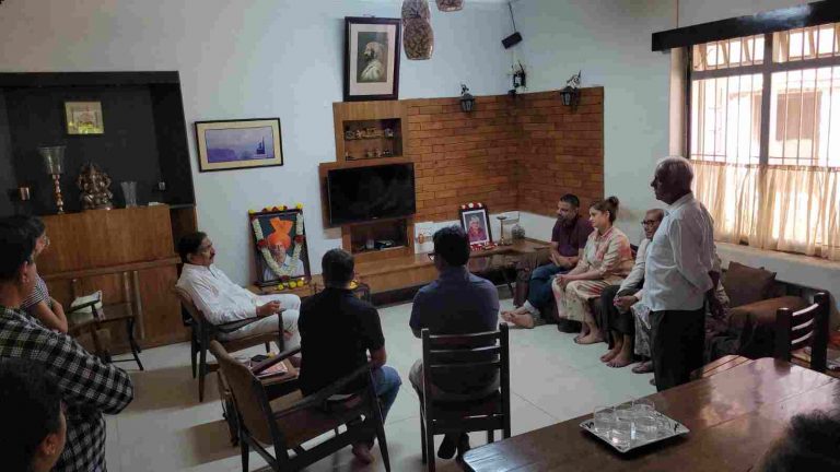 माजी मंत्री जयंत पाटील यांनी घेतली दळवी कुटुंबीयांची भेट; केले सांत्वन