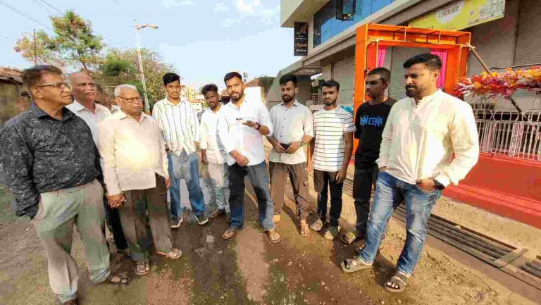 १३ वर्षांपासून रखडलेल्या सराफ गल्लीतील रस्त्याच्या दुरवस्थेमुळे प्रचंड हाल