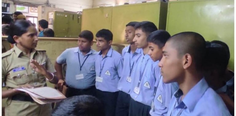 शालेय विद्यार्थी देतात पोलिस स्थानकाला भेट..