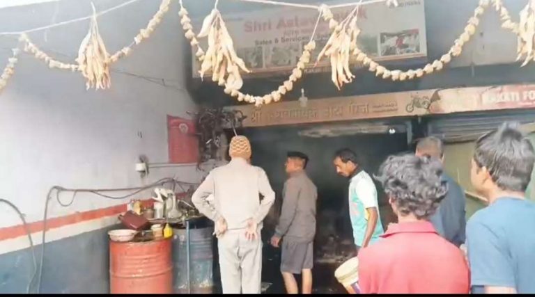 काकती येथे ऑटो गॅरेजला भीषण आग लागून लाखोंचे नुकसान