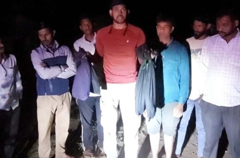 सर्पमित्र चिठ्ठी यांनी वाघवडे येथे एकाच ठिकाणी पकडले चार धामण
