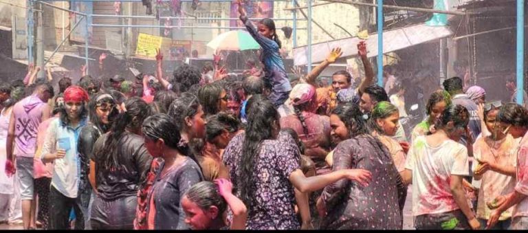 रंगाची उधळण करत शहरात रंगपंचमी अपूर्व उत्साहात साजरी