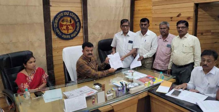 मनपाच्या अनधिकृत कर वाढीविरोधात माजी नगरसेवक आक्रमक
