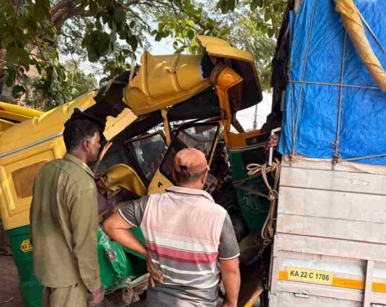 ट्रकच्या ठोकरीने दोन ऑटो रिक्षांचा चुराडा