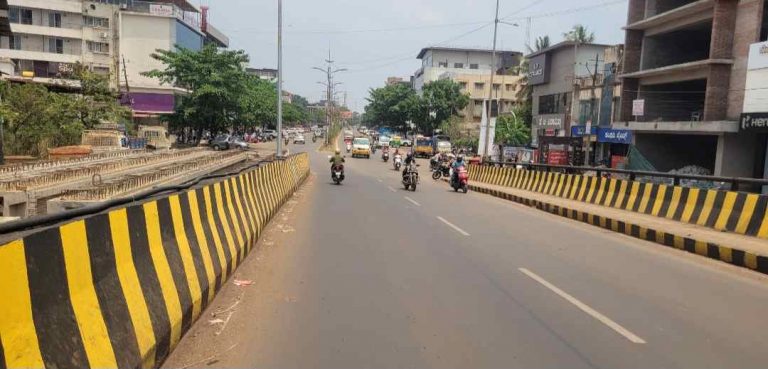 तिसरे रेल्वे गेट उड्डाणपुल परिसरात स्पीडब्रेकर्सची मागणी