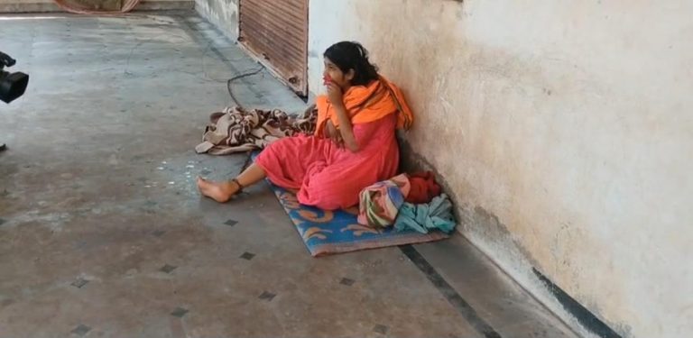 भानामतीच्या भीतीने मुलीला साखळीने कैद;