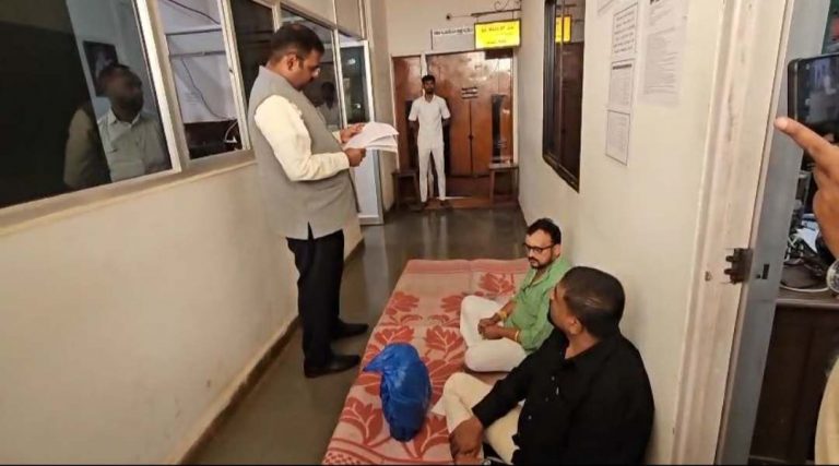 नगरसेवक नाशिपुडी यांचे ‘यासाठी’ आयुक्तांच्या कार्यालयासमोर धरणे