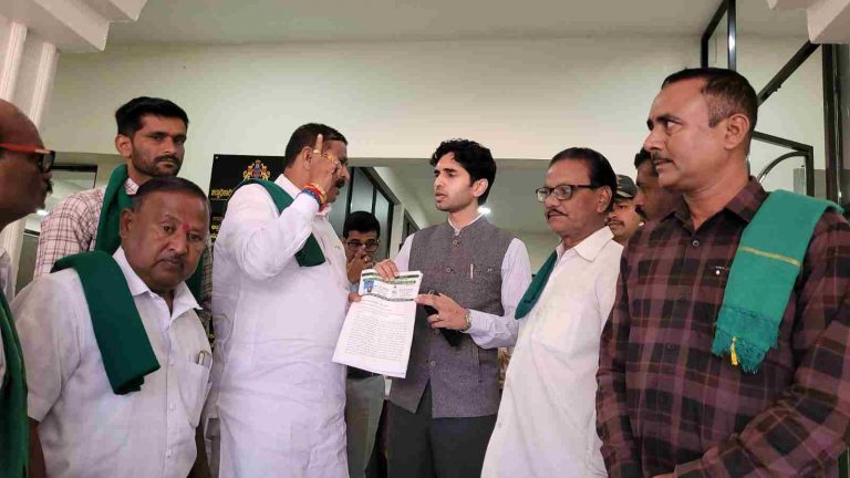 बेनाळी, आप्पाचीवाडी येथील समस्यांबाबत रयत संघाचे डीसींना निवेदन