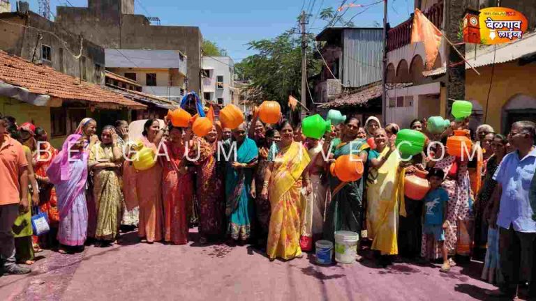 चव्हाट गल्लीत दूषित पाणीपुरवठ्यामुळे महिलांचा घागर मोर्चा